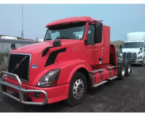 VOLVO VNL CAB CLIP