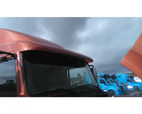 VOLVO VNL CAB CLIP