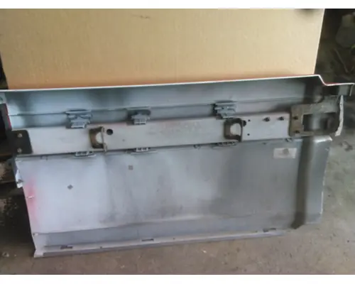 VOLVO VNL CAB SKIRTSIDE FAIRING