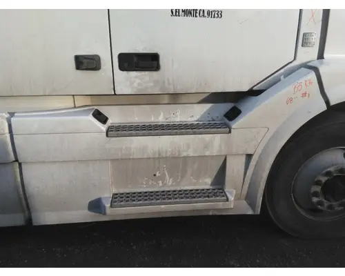 VOLVO VNL CAB SKIRTSIDE FAIRING