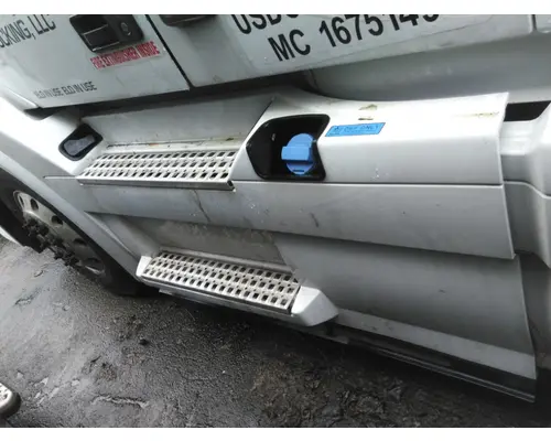 VOLVO VNL CAB SKIRTSIDE FAIRING