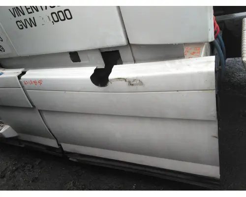 VOLVO VNL CAB SKIRTSIDE FAIRING