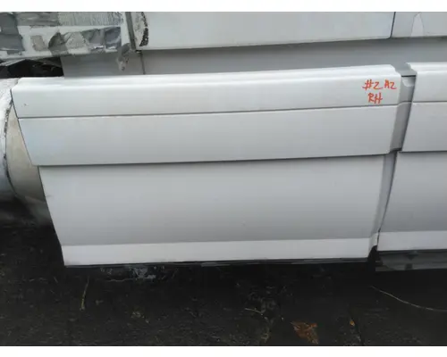 VOLVO VNL CAB SKIRTSIDE FAIRING