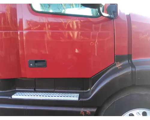 VOLVO VNL CAB SKIRTSIDE FAIRING