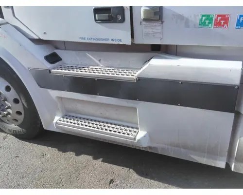 VOLVO VNL CAB SKIRTSIDE FAIRING