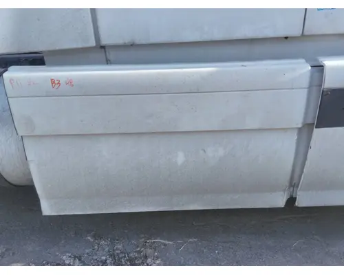 VOLVO VNL CAB SKIRTSIDE FAIRING