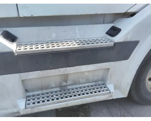 VOLVO VNL CAB SKIRTSIDE FAIRING