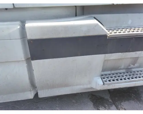 VOLVO VNL CAB SKIRTSIDE FAIRING