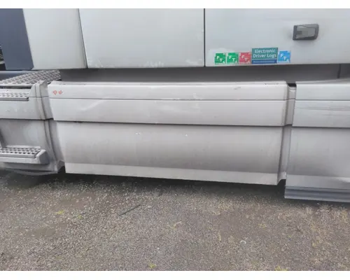 VOLVO VNL CAB SKIRTSIDE FAIRING