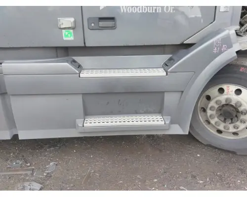 VOLVO VNL CAB SKIRTSIDE FAIRING