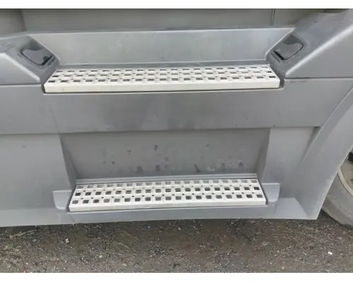 VOLVO VNL CAB SKIRTSIDE FAIRING