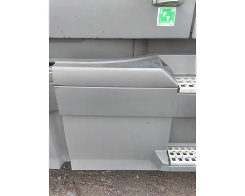 VOLVO VNL CAB SKIRTSIDE FAIRING