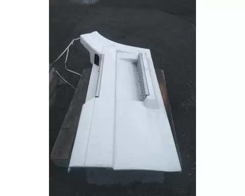 VOLVO VNL CAB SKIRTSIDE FAIRING