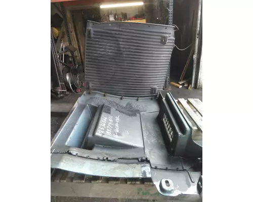 VOLVO VNL CAB SKIRTSIDE FAIRING