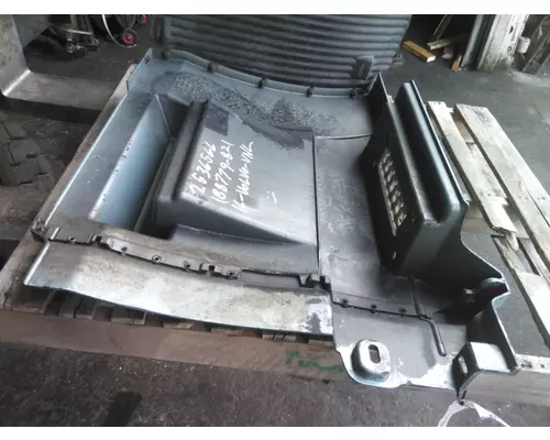 VOLVO VNL CAB SKIRTSIDE FAIRING
