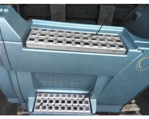 VOLVO VNL CAB SKIRTSIDE FAIRING