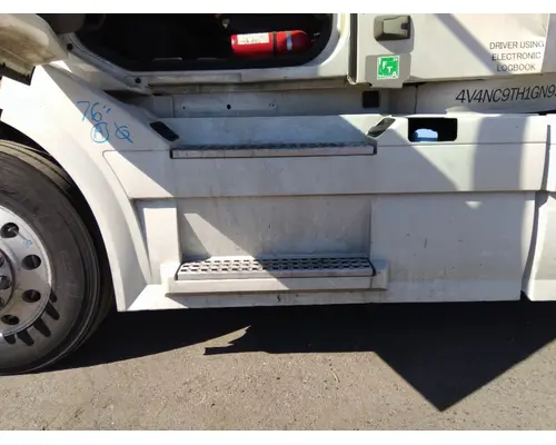 VOLVO VNL CAB SKIRTSIDE FAIRING