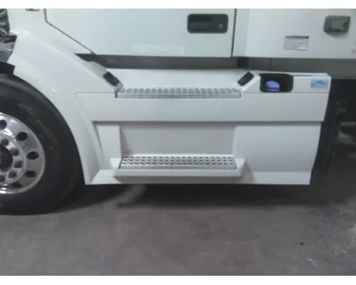 VOLVO VNL CAB SKIRTSIDE FAIRING