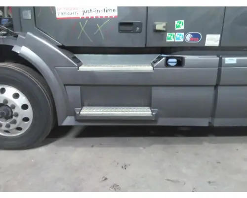 VOLVO VNL CAB SKIRTSIDE FAIRING