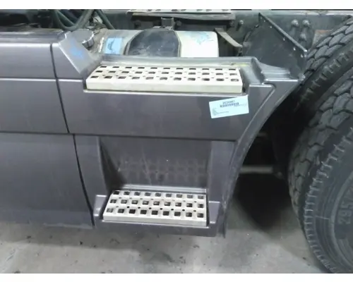 VOLVO VNL CAB SKIRTSIDE FAIRING