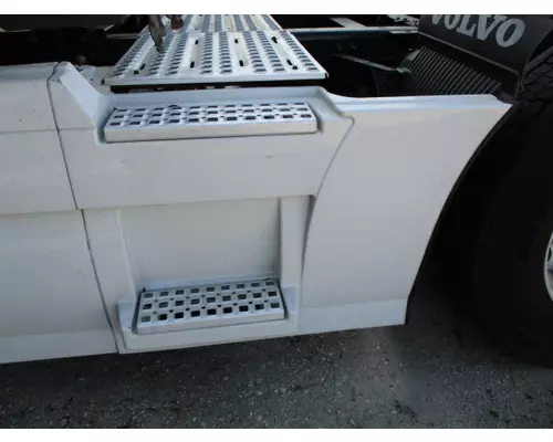 VOLVO VNL CAB SKIRTSIDE FAIRING