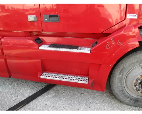 VOLVO VNL CAB SKIRTSIDE FAIRING