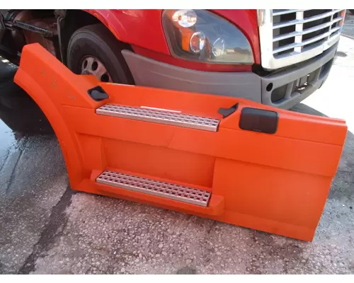 VOLVO VNL CAB SKIRTSIDE FAIRING
