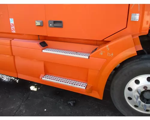 VOLVO VNL CAB SKIRTSIDE FAIRING