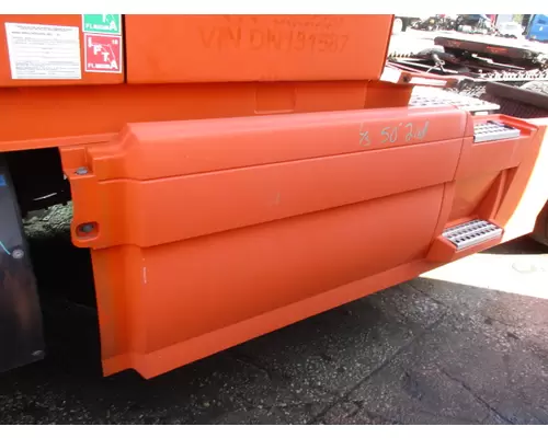 VOLVO VNL CAB SKIRTSIDE FAIRING