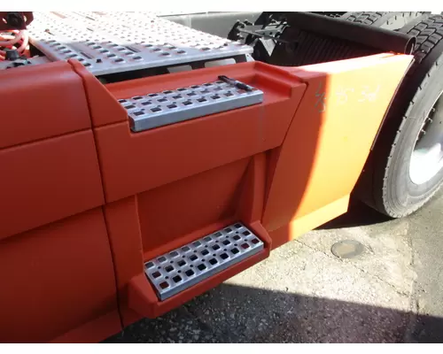 VOLVO VNL CAB SKIRTSIDE FAIRING
