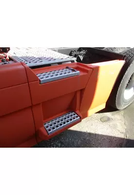 VOLVO VNL CAB SKIRT/SIDE FAIRING