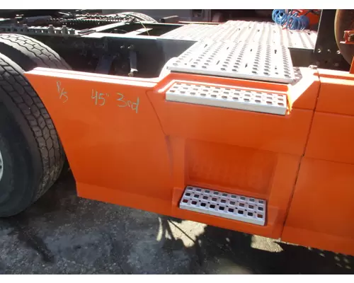 VOLVO VNL CAB SKIRTSIDE FAIRING