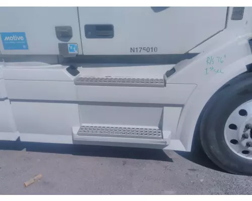 VOLVO VNL CAB SKIRTSIDE FAIRING