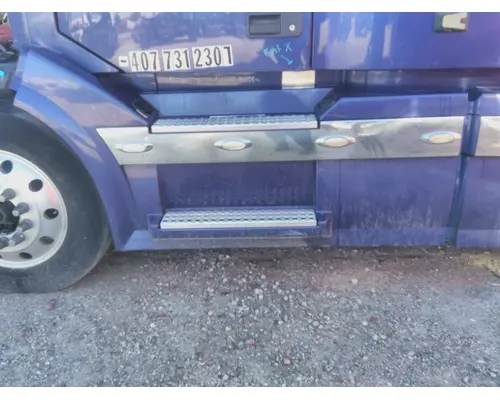 VOLVO VNL CAB SKIRTSIDE FAIRING