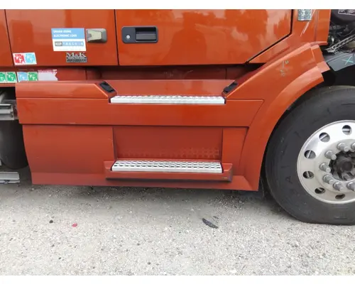 VOLVO VNL CAB SKIRTSIDE FAIRING