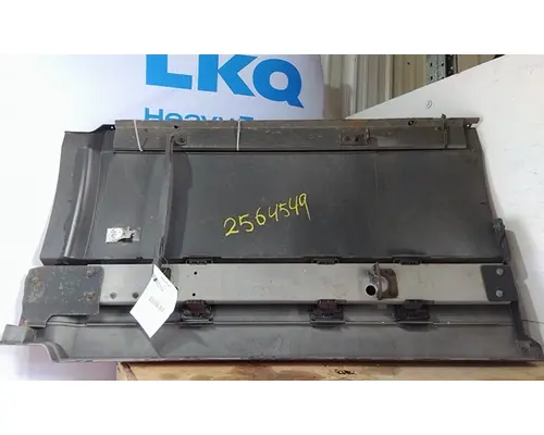 VOLVO VNL CAB SKIRTSIDE FAIRING