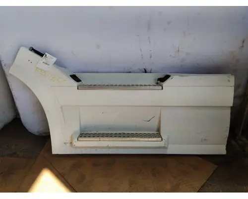 VOLVO VNL CAB SKIRTSIDE FAIRING