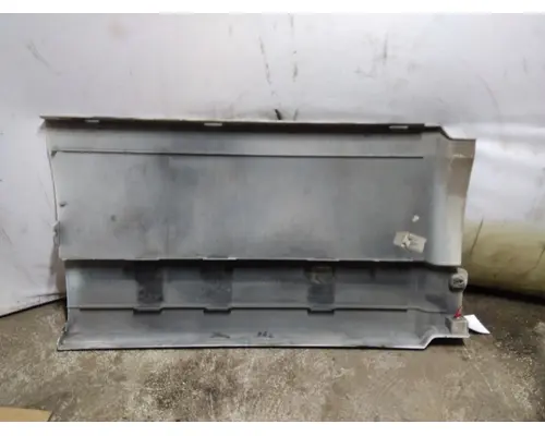 VOLVO VNL CAB SKIRTSIDE FAIRING