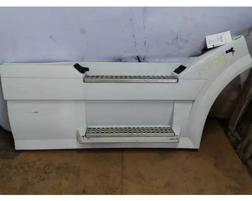 VOLVO VNL CAB SKIRTSIDE FAIRING