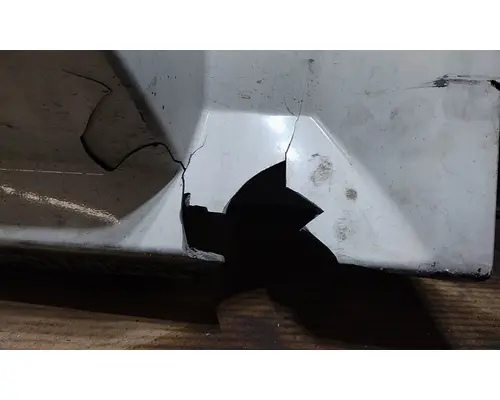 VOLVO VNL CAB SKIRTSIDE FAIRING