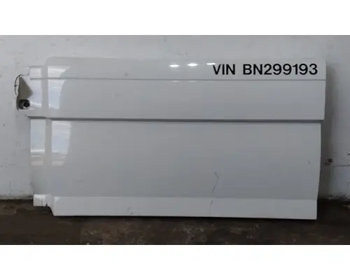 VOLVO VNL CAB SKIRTSIDE FAIRING