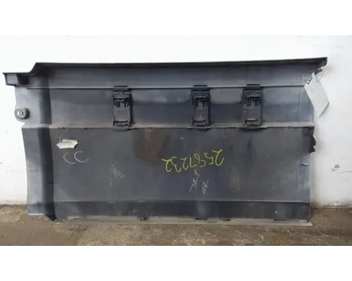 VOLVO VNL CAB SKIRTSIDE FAIRING