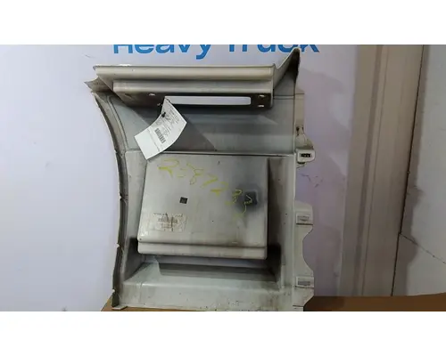 VOLVO VNL CAB SKIRTSIDE FAIRING