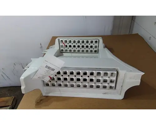 VOLVO VNL CAB SKIRTSIDE FAIRING