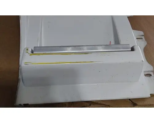 VOLVO VNL CAB SKIRTSIDE FAIRING