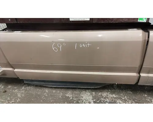 VOLVO VNL CAB SKIRTSIDE FAIRING