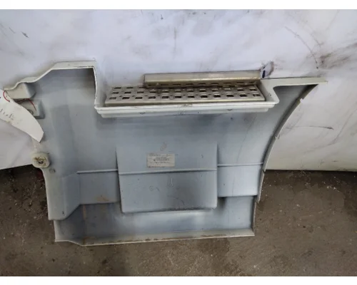 VOLVO VNL CAB SKIRTSIDE FAIRING