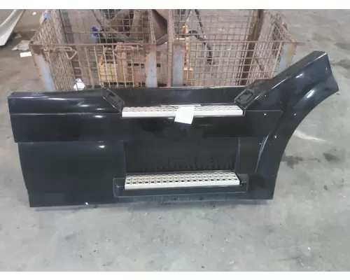 VOLVO VNL CAB SKIRTSIDE FAIRING