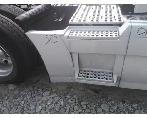 VOLVO VNL CAB SKIRTSIDE FAIRING