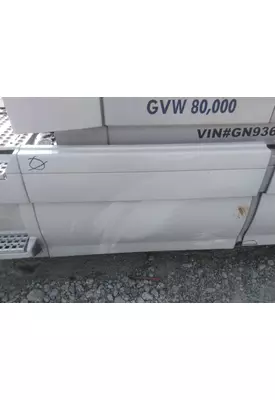 VOLVO VNL CAB SKIRT/SIDE FAIRING